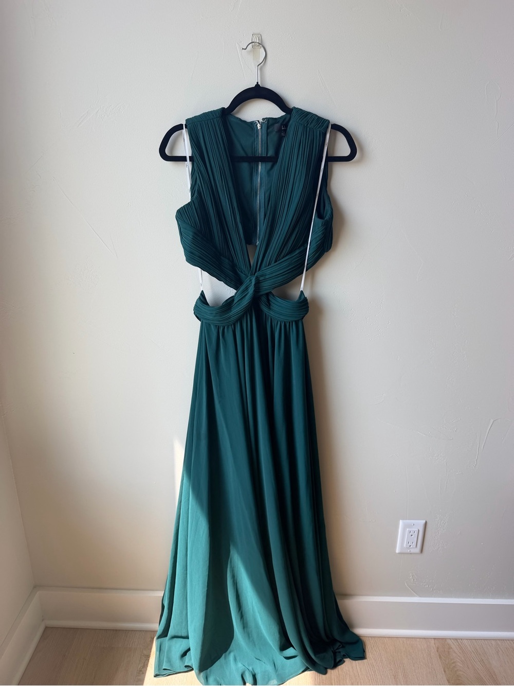 Lulu's Deep Emerald Twist-Front Formal Gown